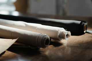 Rouleaux de tissu dans un atelier artisanal - placeholder temporaire